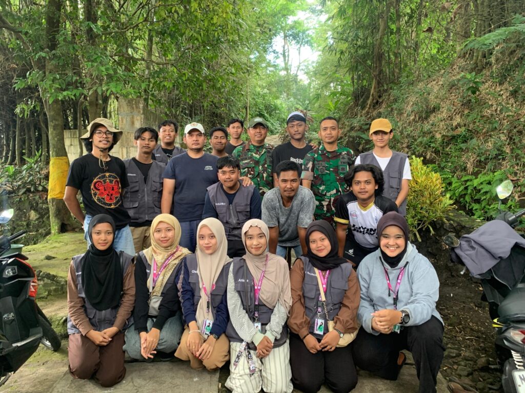 Indah dalam Kolaborasi: TNI dan Mahasiswa KKN Jaga Kelestarian Sumber Eyang Djunggo